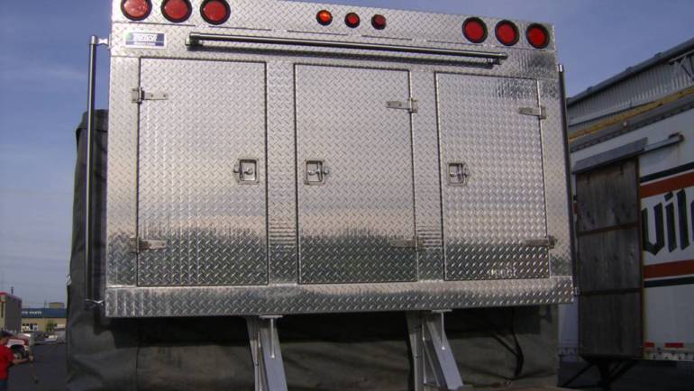 Why You Should Consider a Headache Rack For Your Semi-Truck
