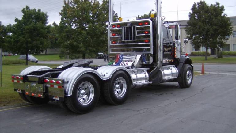 Why Semi Truck Accessories Are a Great Way to Advertise